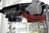 REレンジエクステンダーの下部。右がガソリンタンク(2013年、マツダ技術説明会)