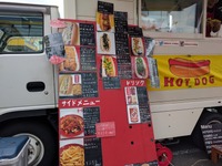 ソーセージから手作りのホットドッグを販売する「アルバーニ」の渡辺真さん