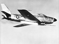 ミサイルを射出するF-86、通称ドッグノーズ。　(c) Getty Images
