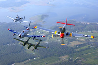 2004年のイベント。向かって左からA-10、F-86、P-38、P-51。 (c) Getty Images