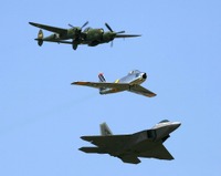 上からP-38、F-86、F-22。2007年のイベント。　(c) Getty Images