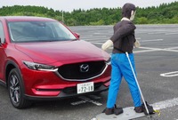 自動ブレーキのデモンストレーション（参考画像）