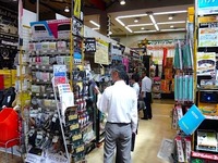 カー用品ショップに自動車検査官を派遣して自動車部品、カー用品の基準適合性について調査する様子