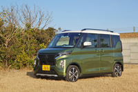 三菱 eKクロススペースのフロントビュー。日産ルークスと兄弟関係にある。