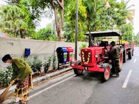 ベンガルールの朝の街角。都心でも貨物車としてトラクターが活躍中