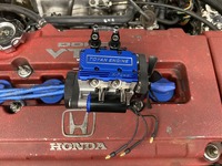 超小型エンジン組み立てキット『Toyan X-Power』(中央)を本物のエンジンと比較
