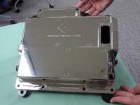 蓋となる上側のカバーは、電磁波を抑えるため、銅とニッケルでメッキしている