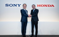 ソニーグループの吉田健一郎会長兼社長(向かって左)とホンダの三部敏宏社長(2022年3月4日の記者会見)