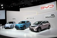 BYD、日本の乗用EV市場に参入:ドルフィン(右)、アット3(中央)、シール(左)