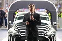 テスラのベルリン工場開所式で挨拶するマスクCEO(3月22日)