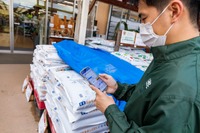 店舗でアプリを確認している様子