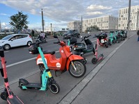 ベルリンの街中ではこのように歩道にキックボードが止まっている。ちなみにスクーターに見えるのは電動スクーターのシェアサービス車両
