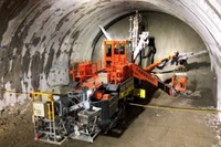 6m継ぎボルト打設装置を搭載したロックボルト専用ロボット