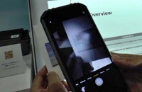 肉眼では見えないQRコードが、赤外線を当てて専用アプリで読み取るとQRコードが浮かび上がった