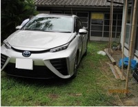 地域を巡回し個人宅で照明、電子レンジに使用する電力をFCVから給電する様子