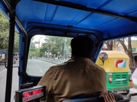 EVリキシャ(電動三輪タクシー)の車内より。並走する「黄色と緑」は内燃機関モデル