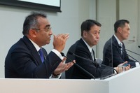 左からアシュワニ・グプタCOO、内田誠社長兼CEO、スティーブン・マーCFO