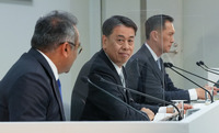 日産自動車の内田社長(中央)