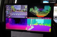 クアルコム側のモニター画面。左上が画像認識の状況で、右上は疑似LiDRAの点描データ