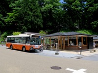 日光の西参道茶屋と路線バス