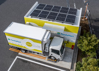 バッテリー交換式小型EVトラックと太陽光パネル