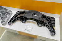ポリアミドで作られたトランスミッションクロスビーム。