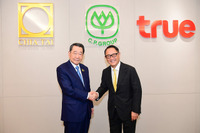 CPのDhanin Chearavanont上級会長(左)とトヨタ自動車の豊田章男社長(右)