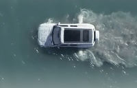 BYD 仰望のオフロードSUV「U8」(プロトタイプ。水上テスト走行の様子)