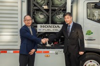 東風汽車 張祖同副総経理(左)と本田技研工業(中国)井上勝史総経理(右)