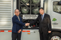 FCシステムでも連携。東風汽車集団の張祖通副総経理とホンダ中国の井上勝史本部長