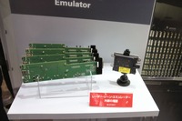 キーサイト・テクノロジーが出展したレーダーシーンエミュレーターのプロトタイプ基板。製品版では1枚の基板に複数のアンテナが配置される