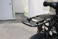 防水仕様のため自転車にも装着可能。ただし電動アシスト自転車(バッテリー)が必要