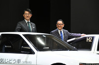 佐藤・次期社長(向かって左)と豊田・現社長(東京オートサロン2023)