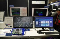 フロントカメラソリューションの処理を司るのが左下の「R-Xar V4H」