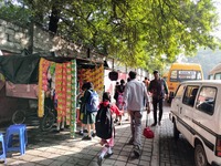 慣れない子どもは必ず、運転手か上級生が校門まで手を引いて送る