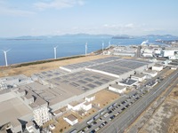 屋上太陽光発電パネルの様子（北九州工場）