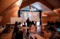 信州大学助教の勝亦達夫博士(工学)による説明風景