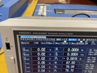 計測中のパワーアナライザ。