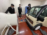 名古屋大学のシャシーダイナモでテスト中のミニマムモビリティ コンセプト。