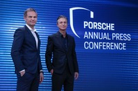2022年通期決算を発表するポルシェの首脳陣