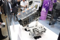 黒い部分がオリジナルのエンジンブロック。手前はリニアエンジン