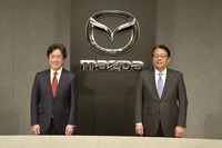 毛籠務執行役員(向かって左)と丸本明社長兼CEO