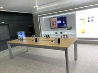 広州モーターショー2022のAITOブースに展示されたファーウェイのスマホ