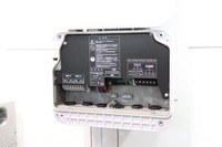 配電盤の内部。省電力の無線ネットワークにも対応
