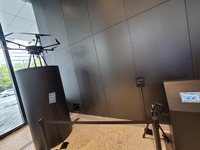 災害時など使用が期待されるドローン型中継局。地上の基地局とテラヘルツ波で高速通信する。