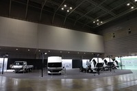 いすゞエルフ新型のラインナップ。向かって左端がエルフmio。