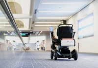 羽田空港内を自動運転で回送するWHILLの車いす