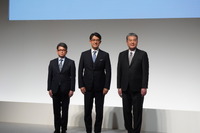 左から宮崎洋一副社長、佐藤恒治社長、中嶋裕樹副社長