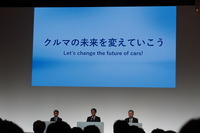 記者の質問に答える佐藤恒治社長（中央）