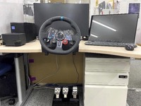 遠隔操作機器:画面に映し出される車両周辺の映像やAIを用いた物体検知 情報を確認しながら、ハンドルとペダルを用いて、車両を操作できる